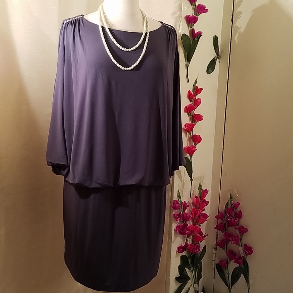 Open shoulder sleeve dress